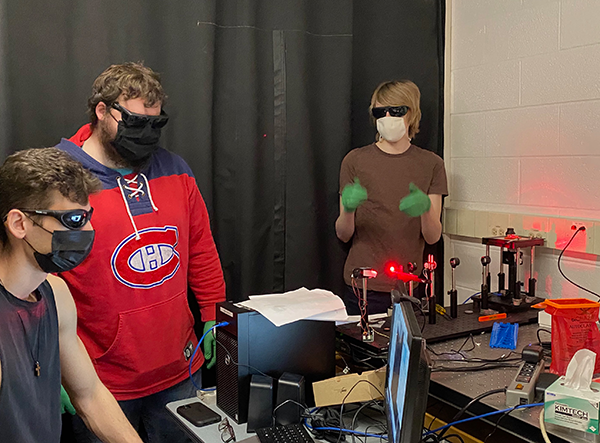 Physics 498 EBP students working on the super resolution imaging module